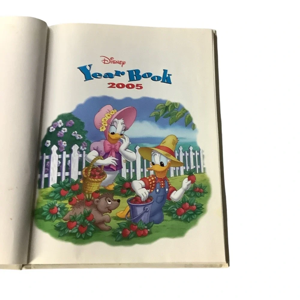 Disney Year Book 2005 Children's Book‎ Featuring Mickey Minnie Goofy Donald